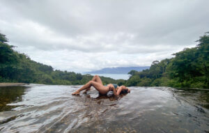 Foto na cachoeira do Paqueta em Ilhabela