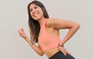 Thali sorrindo na foto