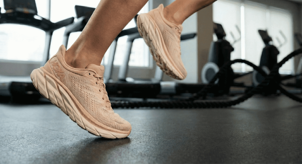 A imagem mostra como deve ser o tênis certo para treinos de Cardio e HIIT