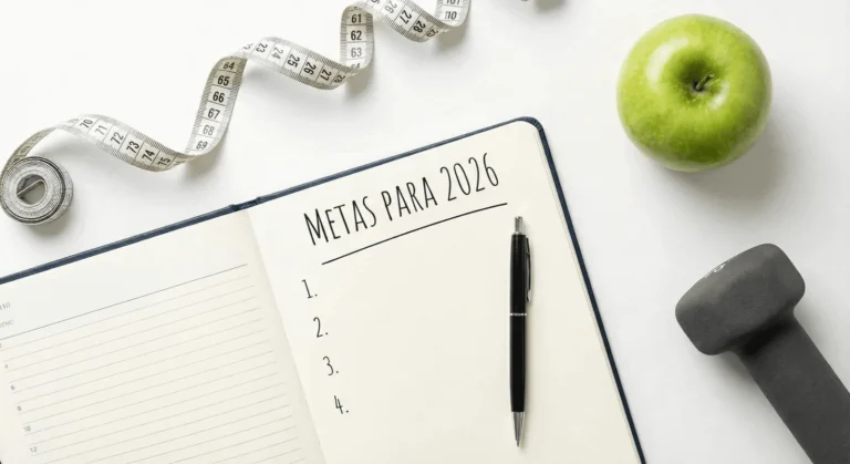 Caderno de planejamento aberto em uma mesa com fita métrica e haltere, simbolizando metas fitness de ano novo.
