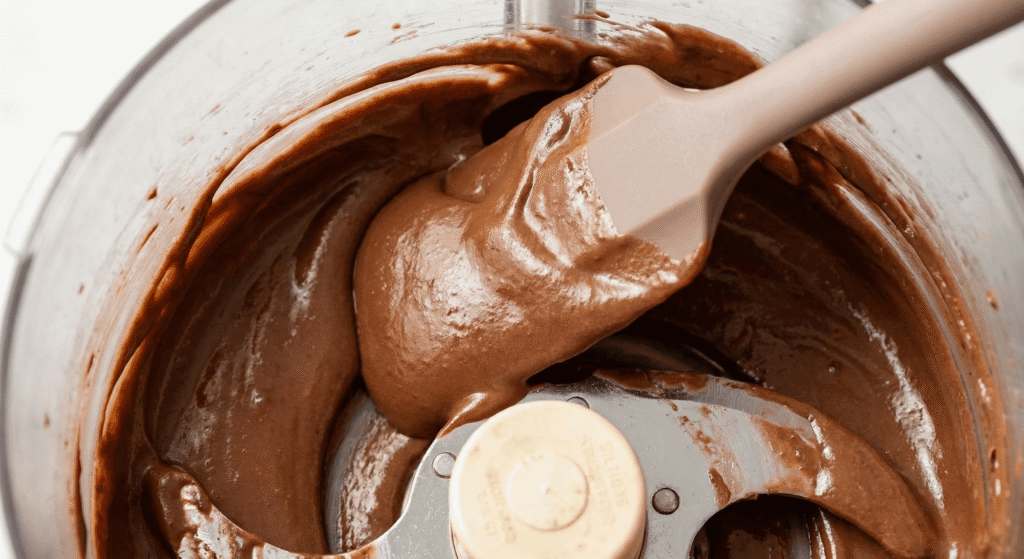 Processo de preparo do mousse de chocolate saudável mostrando a consistência homogênea.